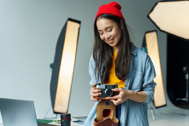 Foto gratuita donna di smiley del colpo medio all'interno