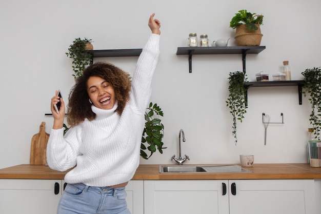 Foto gratuita donna sorridente del colpo medio all'interno