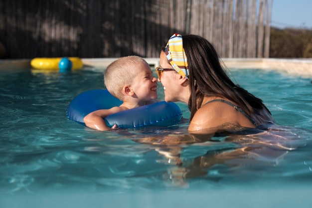 Donna e bambino sorridenti a colpo medio