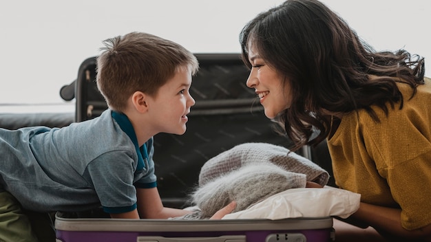 Free photo medium shot smiley woman looking at kid