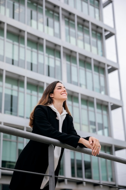 Free photo medium shot smiley woman outdoors