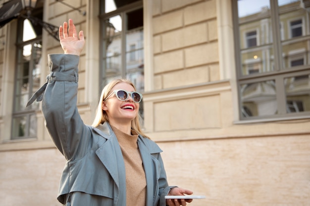 Foto gratuita donna sorridente di colpo medio all'aperto