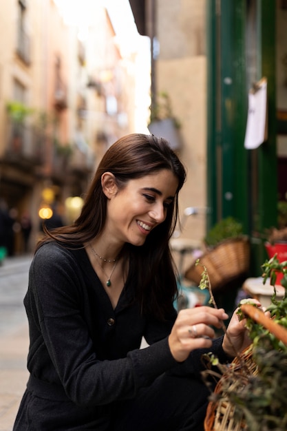 Free photo medium shot smiley woman outdoors