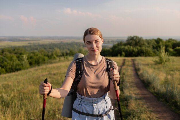 Улыбающаяся женщина среднего выстрела снаружи