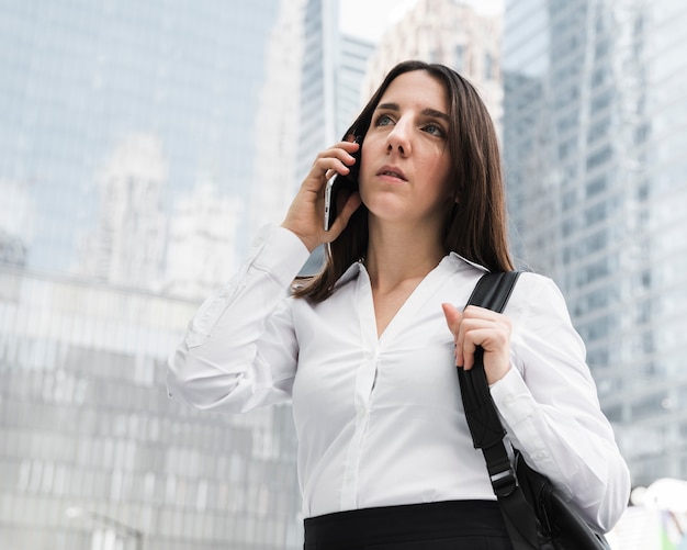 Foto gratuita faccina di tiro medio donna al telefono