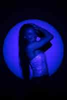 Бесплатное фото Смайлик среднего размера позирует в синем свете