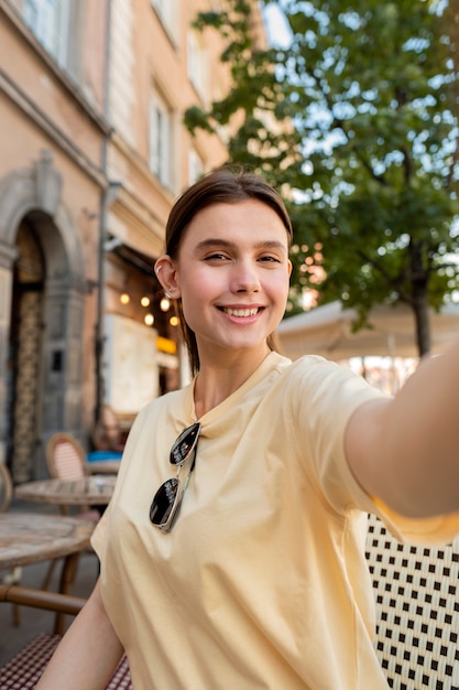 Foto gratuita donna di smiley colpo medio in posa all'aperto