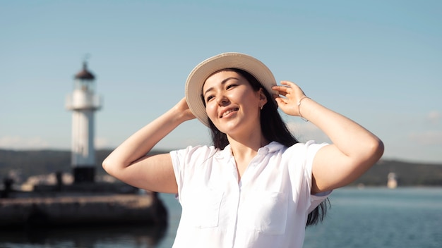 帽子をかぶってポーズをとるミディアムショットスマイリー女性