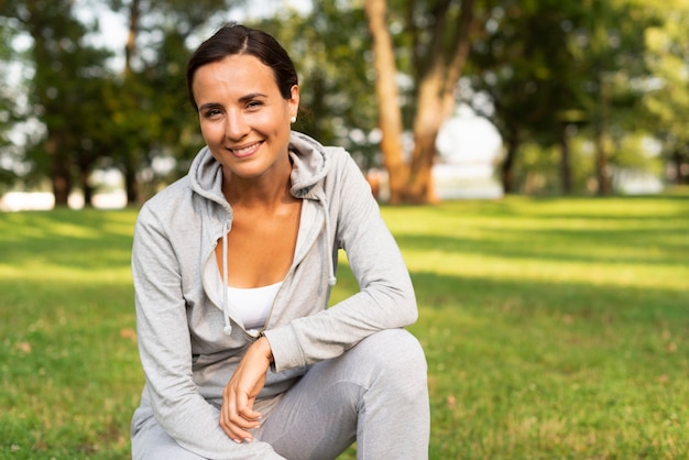 Medium shot smiley woman posing