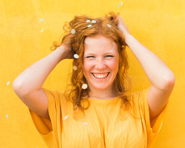 Medium shot smiley woman posing