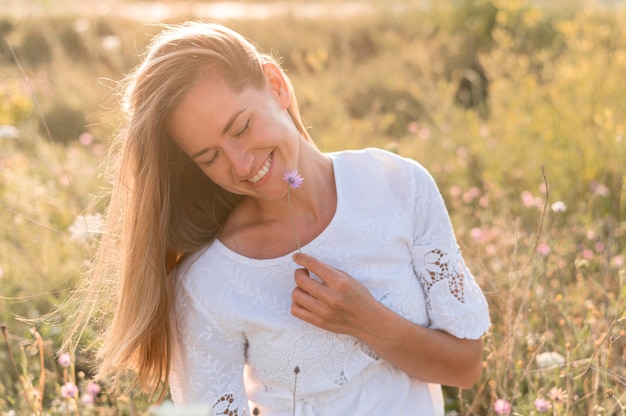 Medium shot smiley woman posing