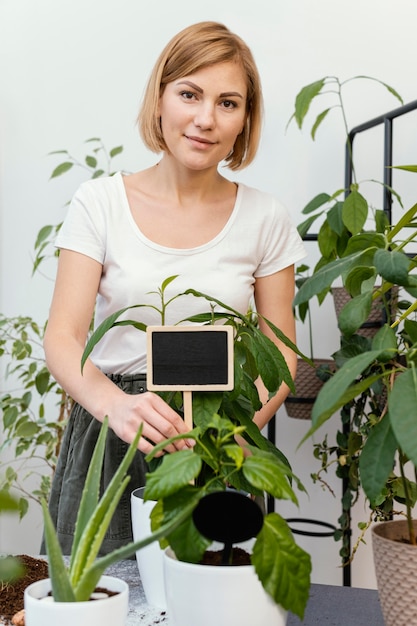 Free photo medium shot smiley woman posing