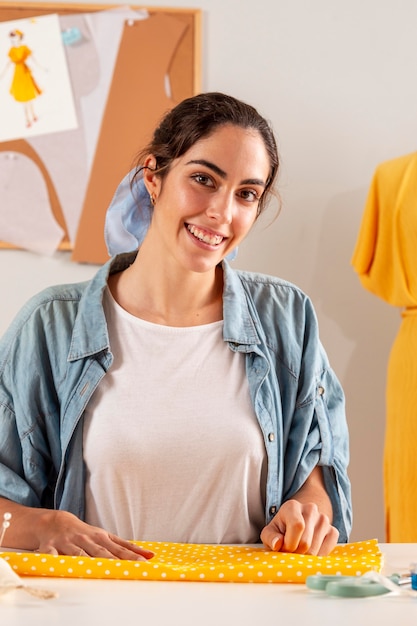 Foto gratuita donna di smiley colpo medio in posa