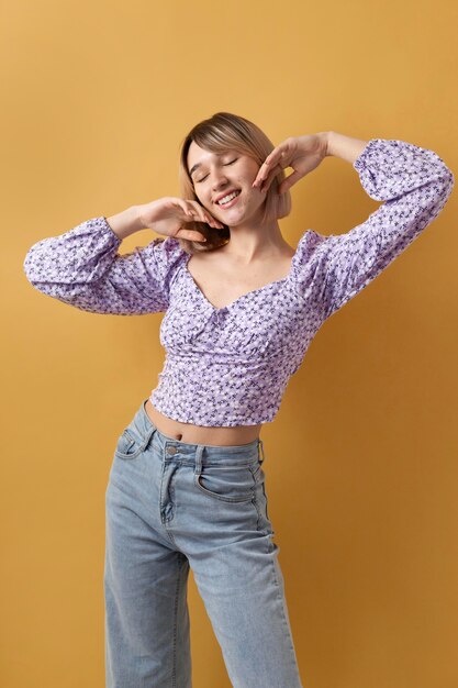 quần jean ống suông phối với áo tay phồng 