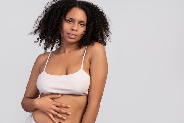 Foto gratuita donna sorridente di colpo medio in posa