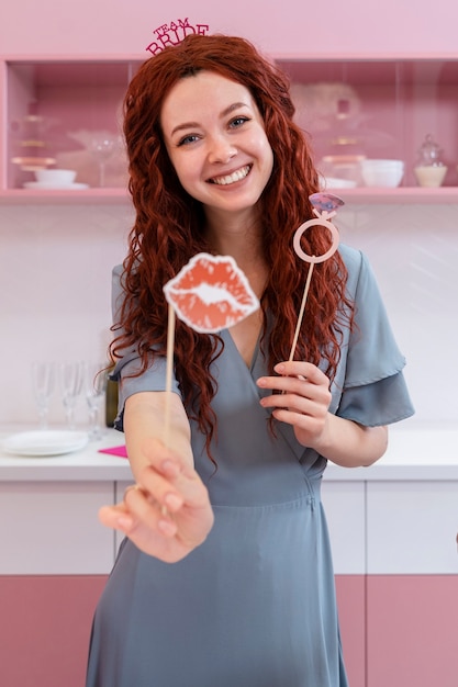 Foto gratuita posa della donna di smiley del colpo medio