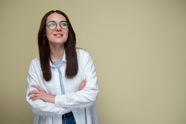 Medium shot smiley woman posing