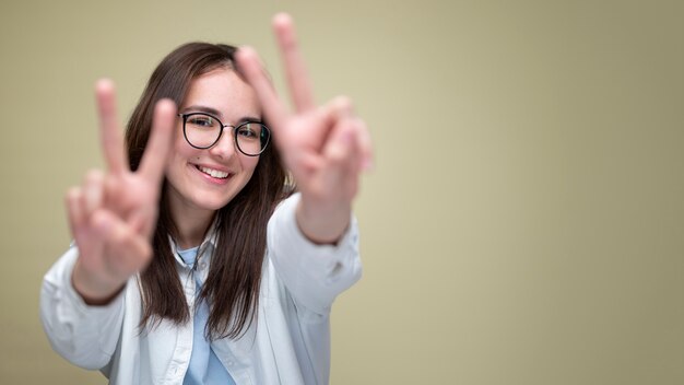 ミディアムショットスマイリー女性がポーズ