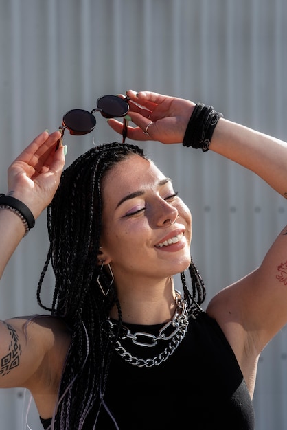 Foto gratuita posa della donna di smiley del colpo medio