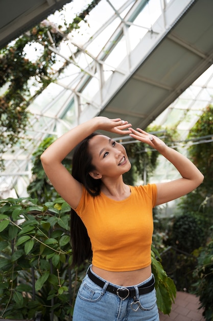 Free photo medium shot smiley woman posing