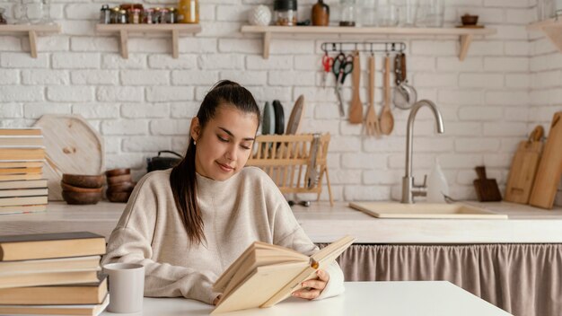 ミディアムショットスマイリー女性読書