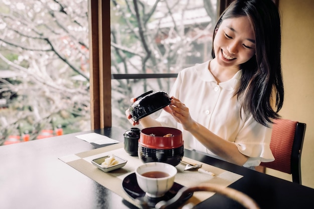 Free photo medium shot smiley woman at restaurant