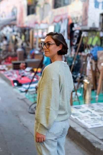 Foto gratuita donna sorridente del colpo medio al mercato dell'usato