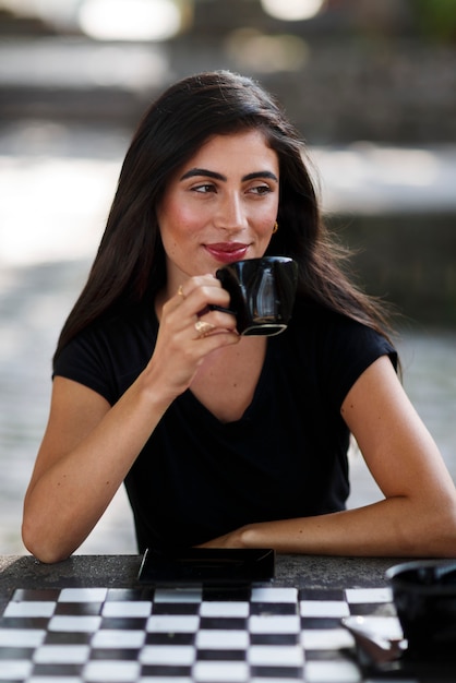 Foto gratuita donna sorridente del colpo medio che passa il tempo all'aperto