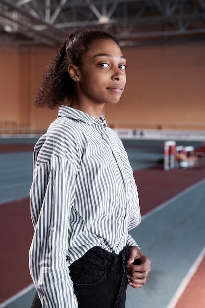 Foto gratuita donna sorridente del colpo medio in vestito in palestra