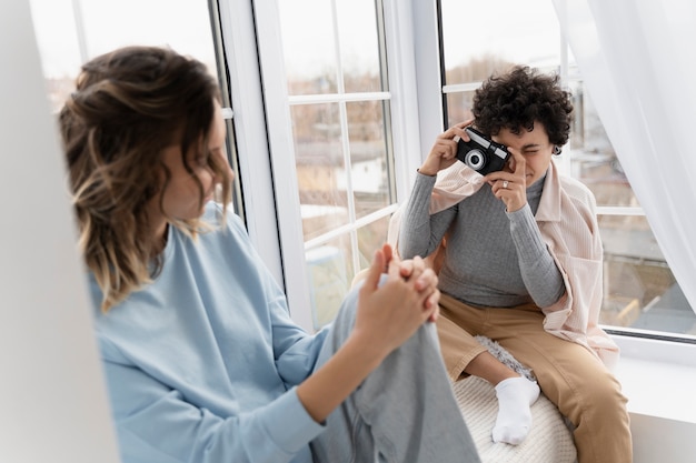 写真を撮るミディアムショットのスマイリー女性