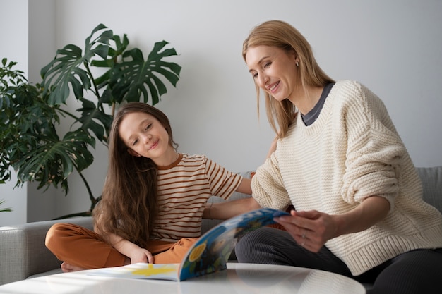 Free photo medium shot smiley woman teaching english