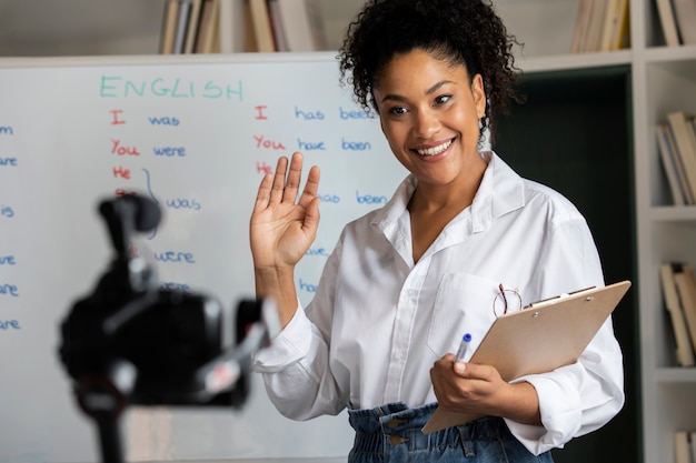 Free photo medium shot smiley woman teaching