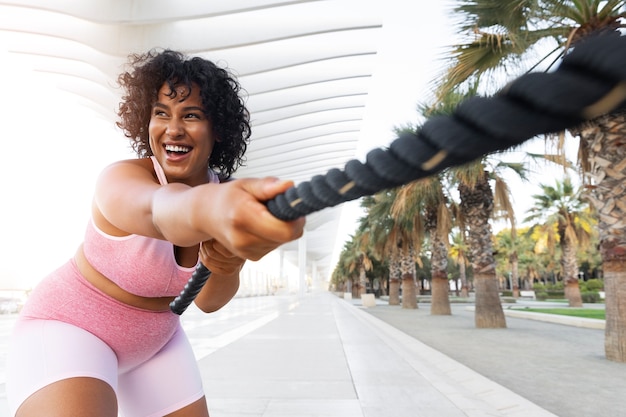 Foto gratuita allenamento donna sorridente a tiro medio