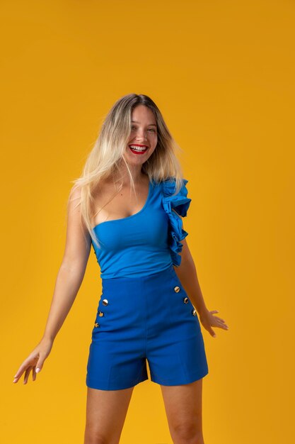 青い服を着たミディアムショットの笑顔の女性