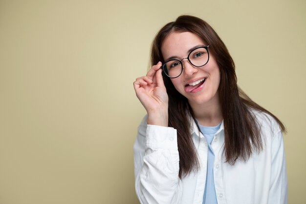 スタジオで眼鏡をかけているミディアムショットの笑顔の女性