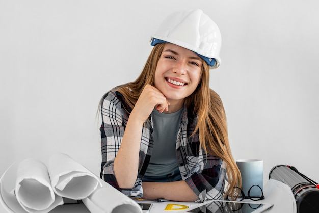 Foto gratuita casco da portare della donna di smiley del colpo medio