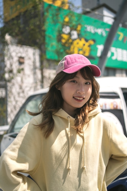 Free photo medium shot smiley woman wearing trucker hat