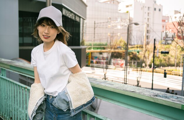 Medium shot smiley woman wearing trucker hat