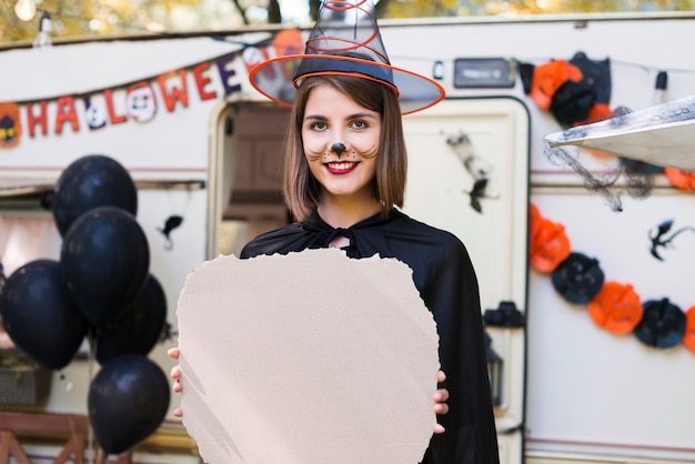 Free photo medium shot smiley woman wearing witch hat