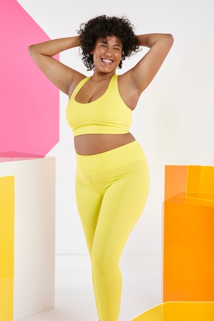 Free photo medium shot smiley woman wearing yellow outfit