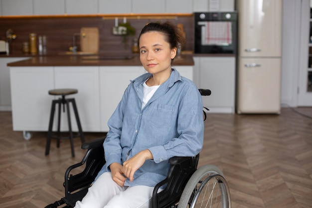 Foto gratuita donna sorridente di colpo medio in sedia a rotelle