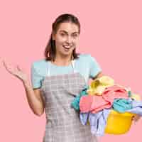 Free photo medium shot smiley woman with apron