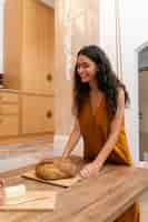 Free photo medium shot smiley woman with bread