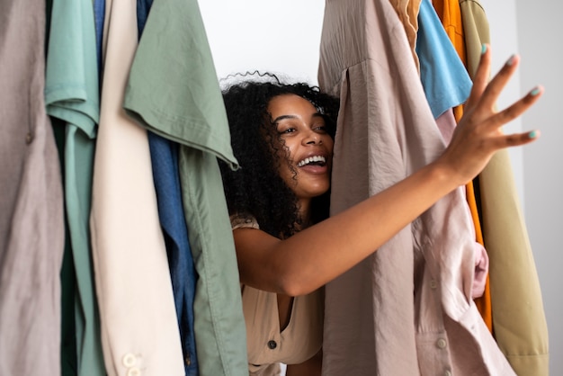 Donna sorridente di colpo medio con i vestiti