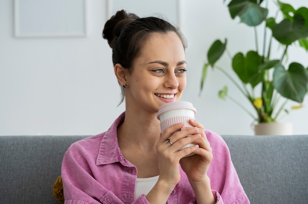 커피 컵 중간 샷 웃는 여자