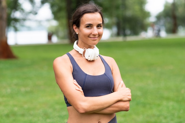 Faccina di tiro medio donna con le braccia incrociate