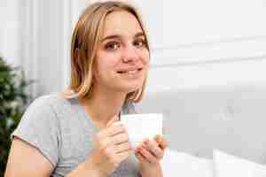 Foto gratuita faccina di tiro medio donna con tazza