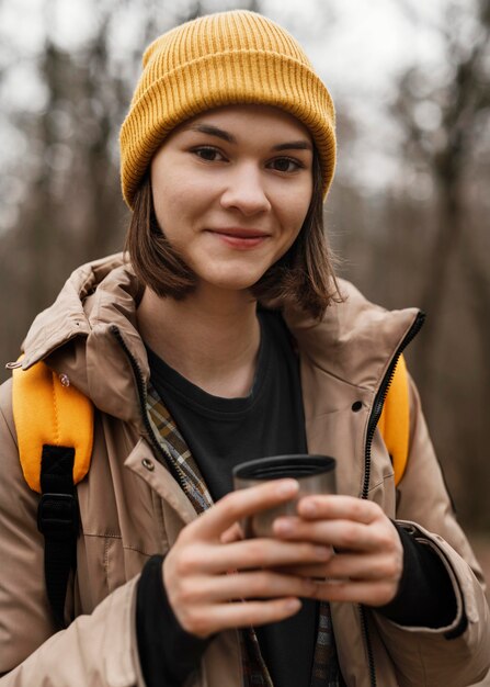 カップとミディアムショットのスマイリー女性