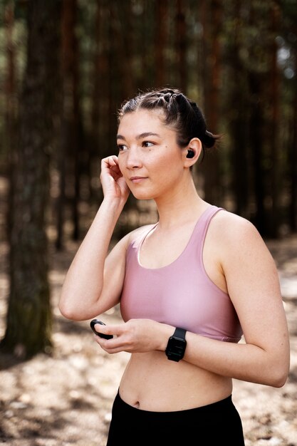 Free photo medium shot smiley woman with earphones