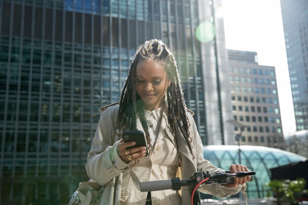 電動スクーターでミディアムショットの笑顔の女性